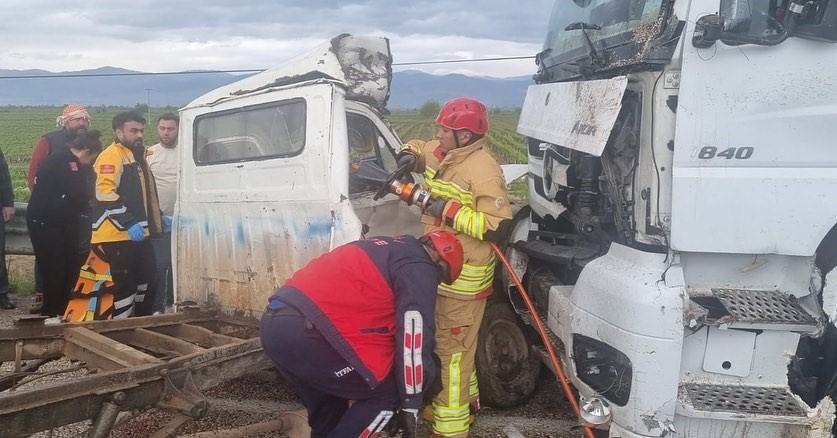 Kazada ağır yaralanan gen&ccedil; 8 g&uuml;nl&uuml;k yaşam savaşını kaybetti
