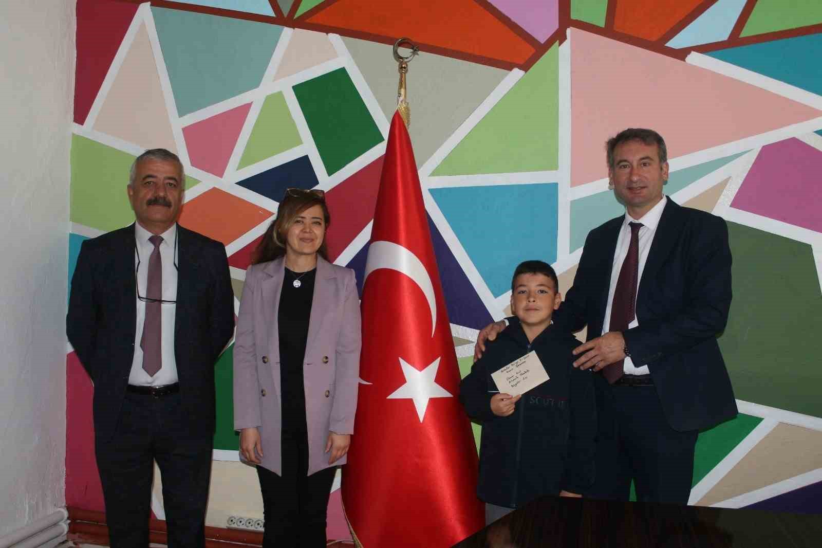 Yaptıkları afiş ve resimlerle suyun önemine dikkat çektiler