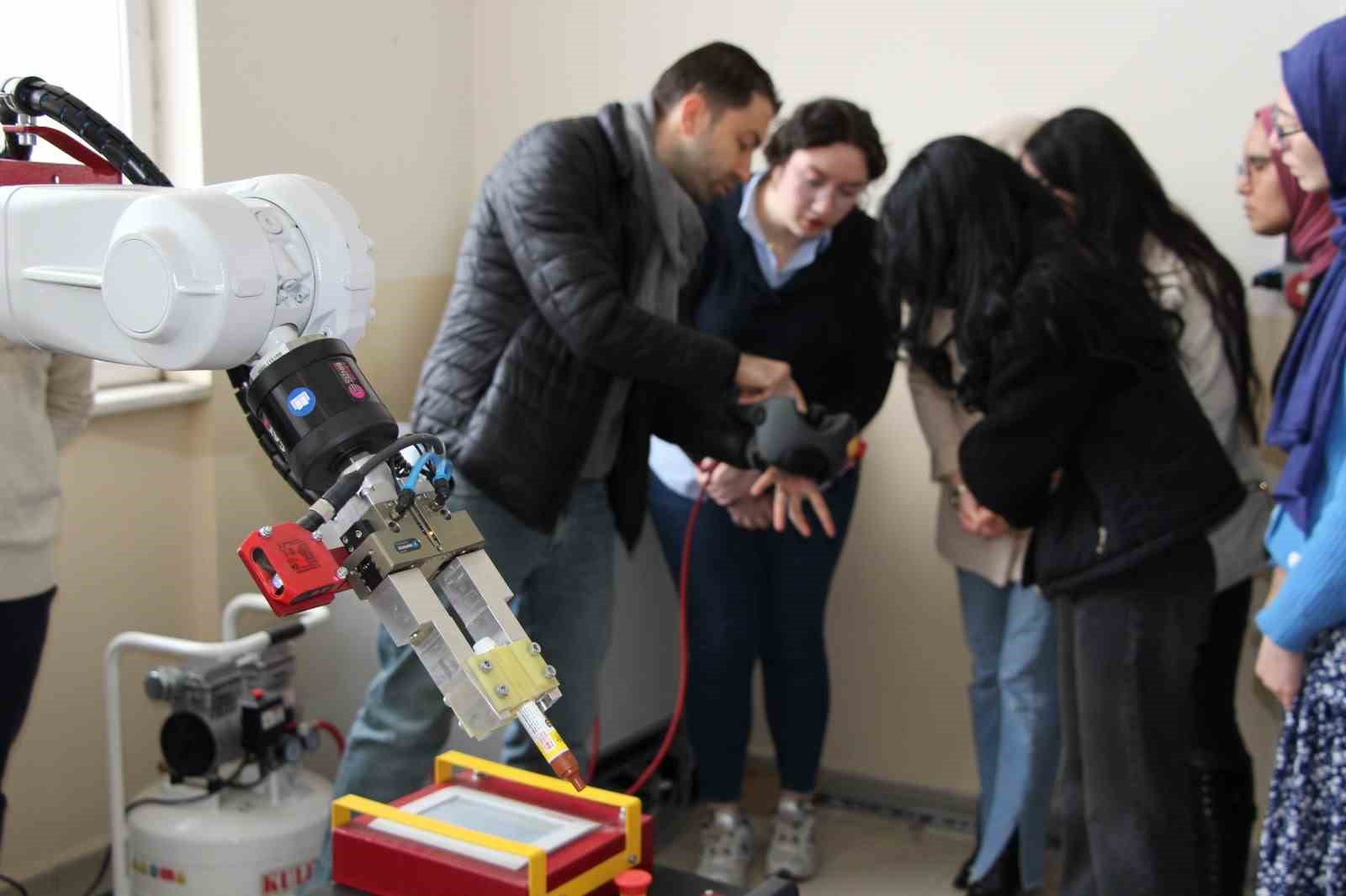 End&uuml;striyel robotlara kadın eli değdi
