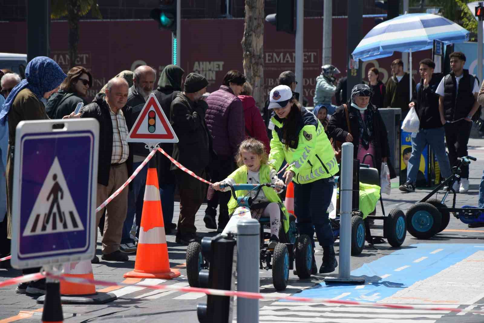 Jandarmadan &ccedil;ocuklara ve vatandaşlara trafik farkındalığı
