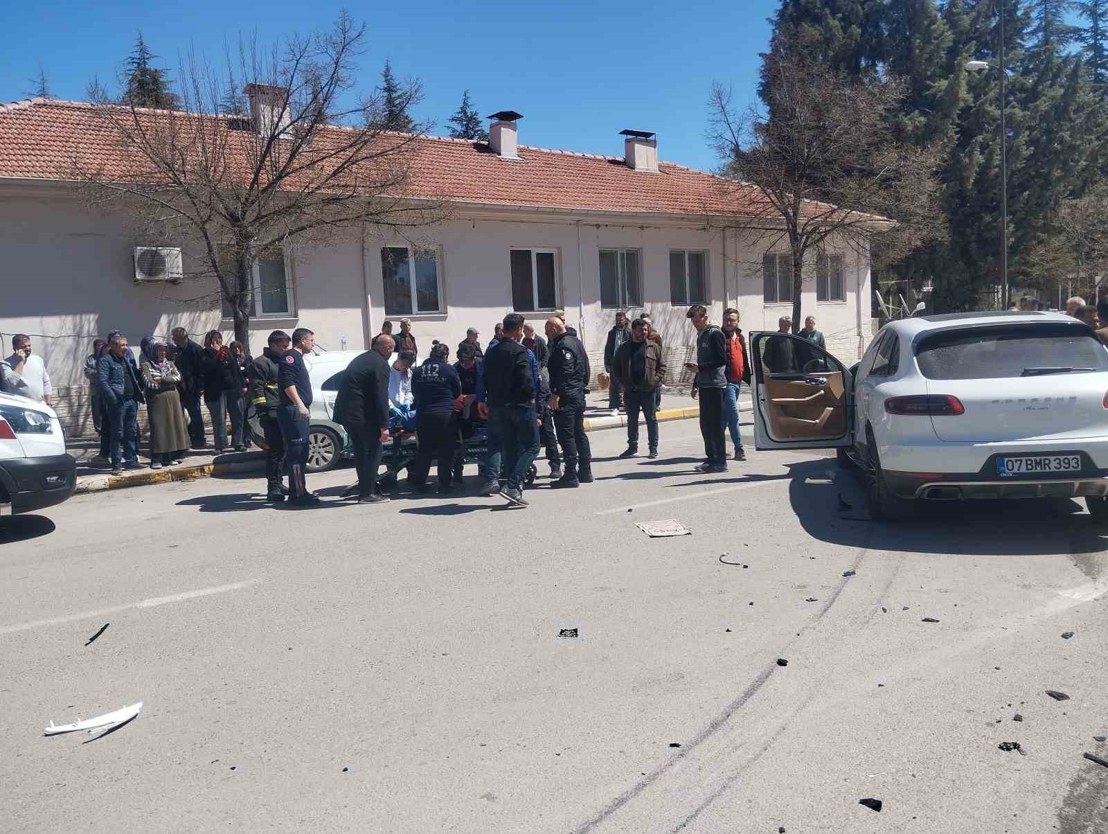 Antalya’da iki otomobil çarpıştı: 4 yaralı