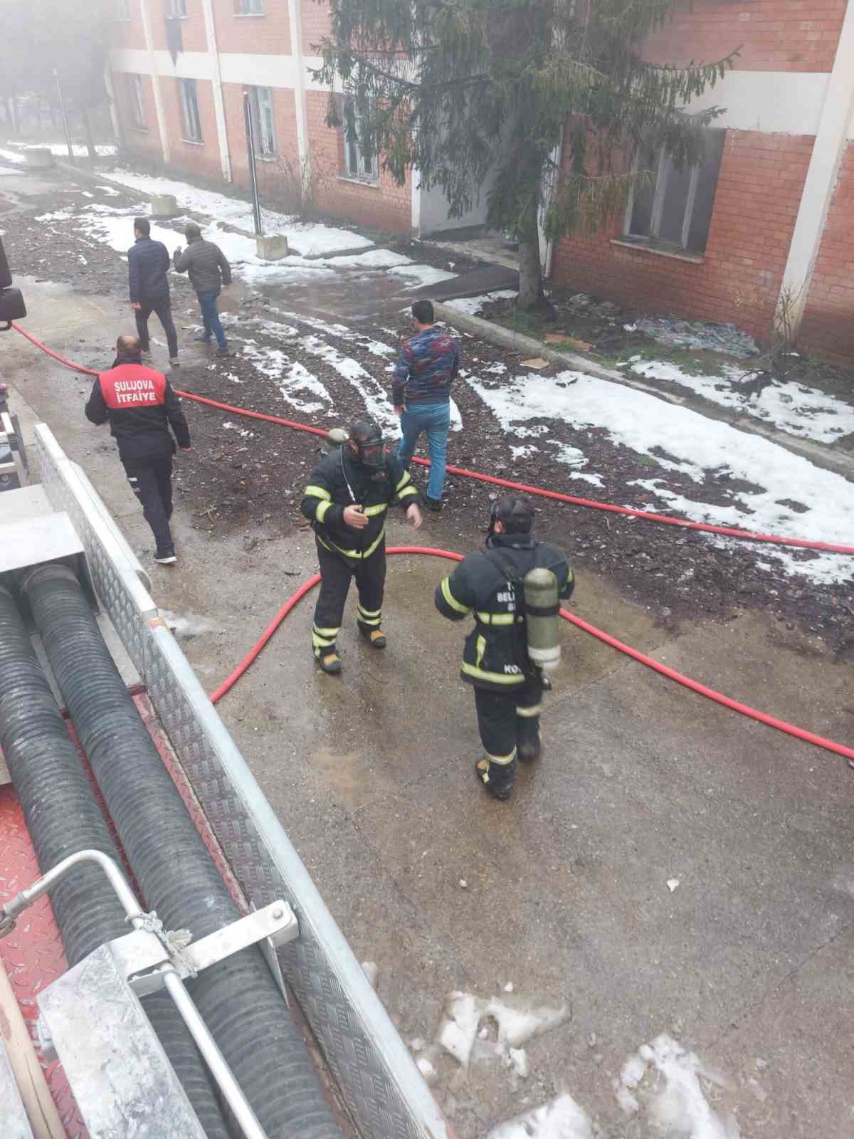 Amasya&rsquo;da 3 katlı binada &ccedil;ıkan yangın ormana sı&ccedil;ramadan s&ouml;nd&uuml;r&uuml;ld&uuml;
