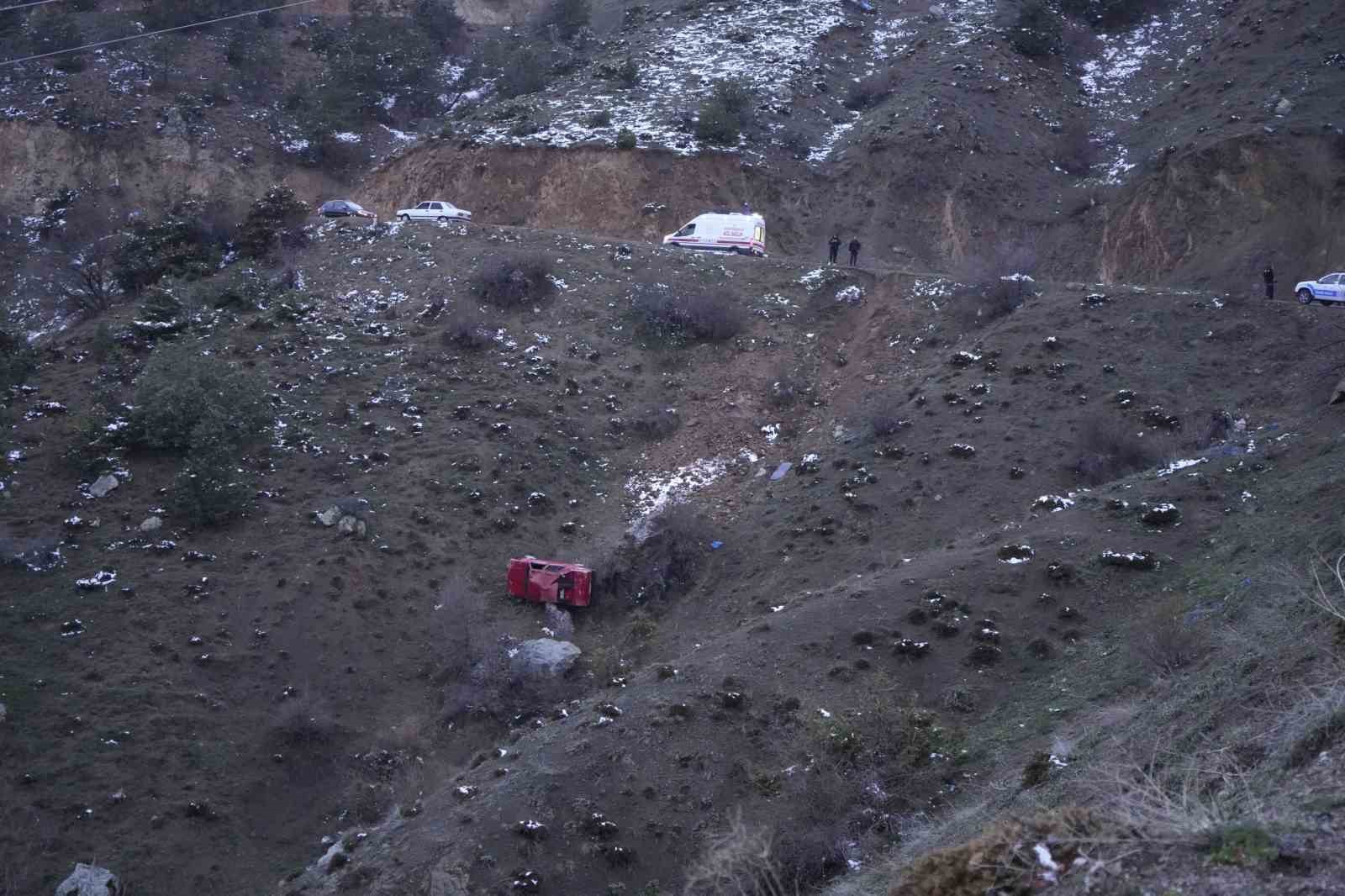Gümüşhane’de otomobil uçuruma yuvarlandı: 3 yaralı
