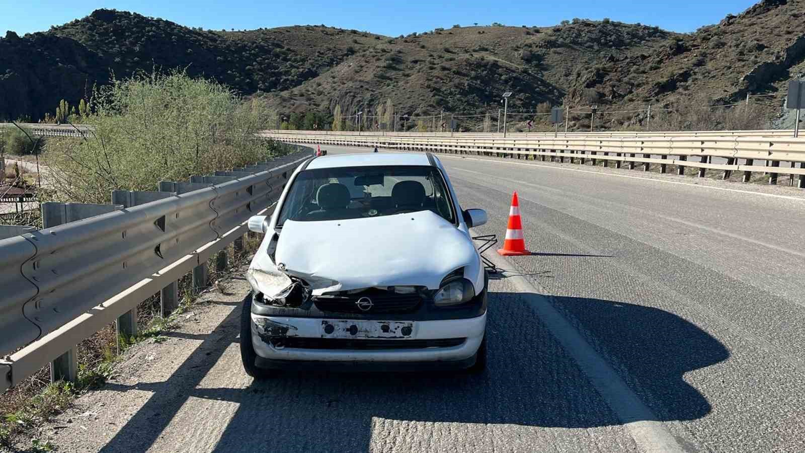 Kırıkkale’de otomobil bariyerlere çarptı: 1 yaralı