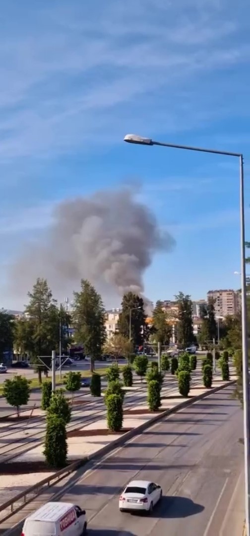 Market yangınında kendilerini dışarı atan işletme sahibi kadın ve oğlu gözyaşlarına boğuldu