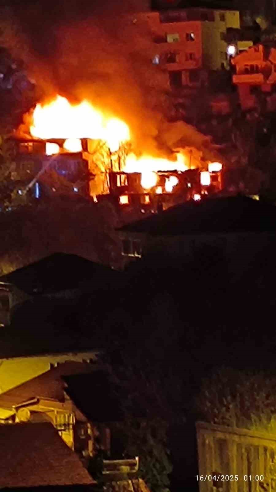 2 katlı binada çıkan yangın, yanında bulunan 3 katlı binaya sıçradı: 1 ölü