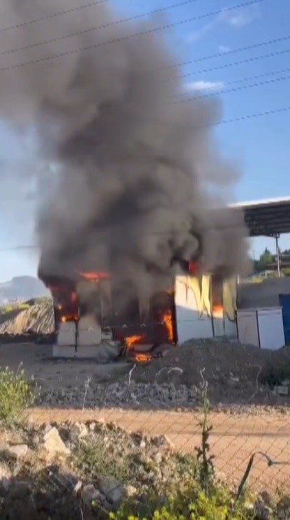 Alevlere teslim olan konteyner kullanılamaz hale geldi
