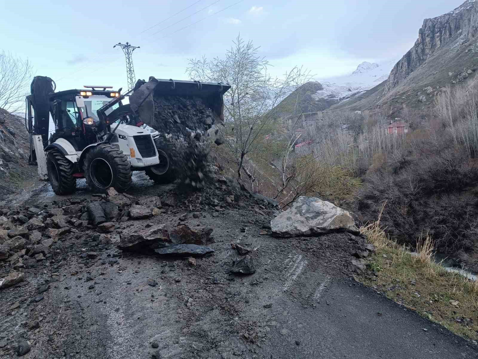 Hakkari’de yola düşen kayalar temizlendi