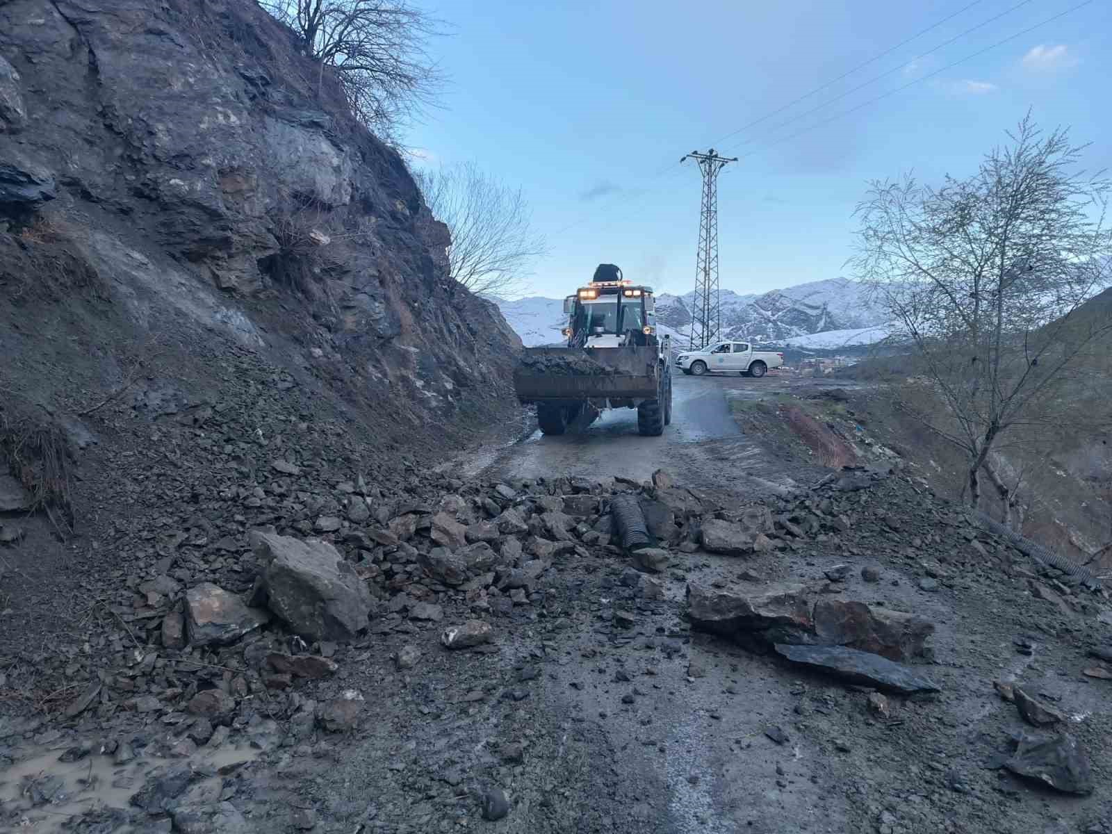 Hakkari&rsquo;de yola d&uuml;şen kayalar temizlendi
