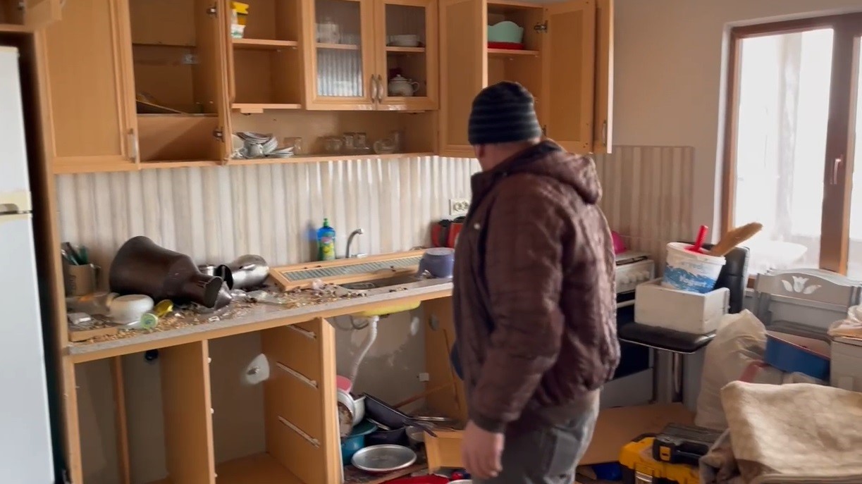 Yayla evlerini tahrip eden ayılardan biri ka&ccedil;arken g&ouml;r&uuml;nt&uuml;lendi: K&ouml;pek sesi &ccedil;ıkararak ayının dikkatini &ccedil;ekmeye &ccedil;alıştı
