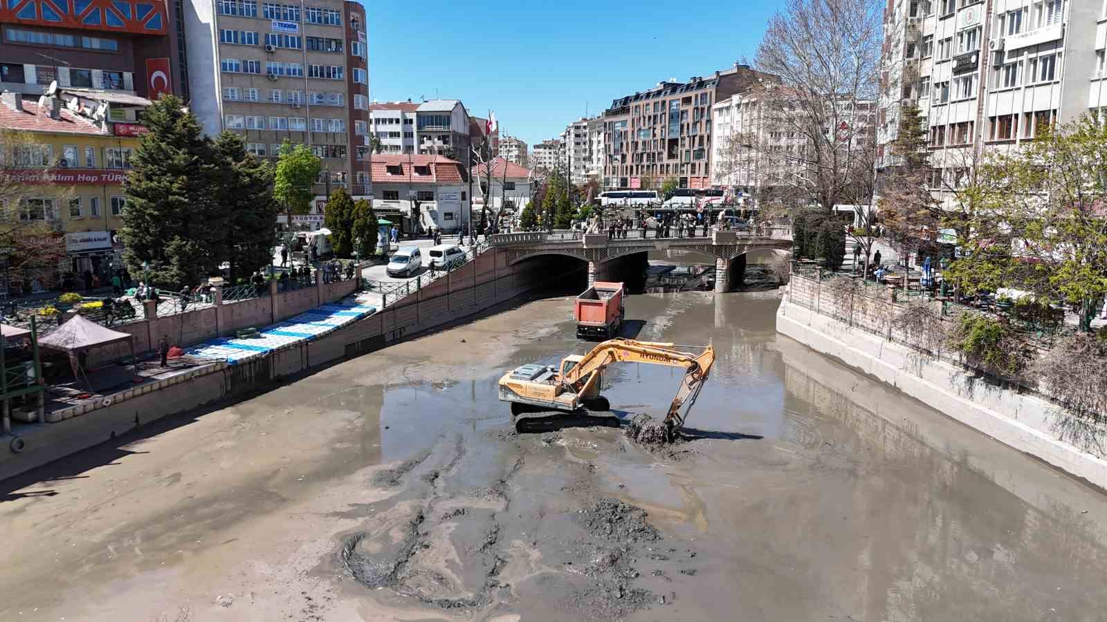 Eskişehir’de gondolların dolaştığı yerde kamyonlar gezdi, susuz Porsuk’u gören turistler şaşkınlık yaşadı