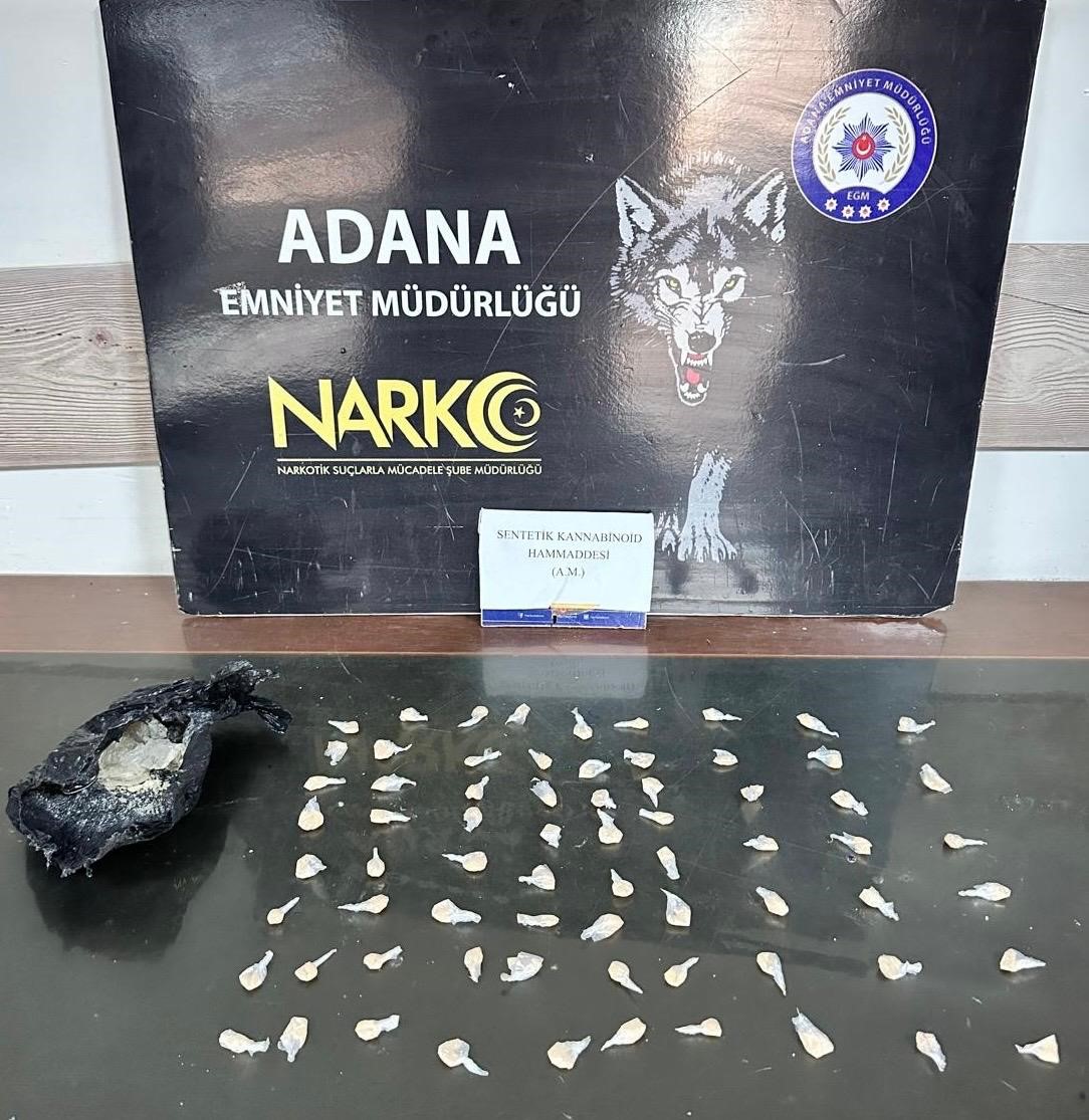 İ&ccedil;ici de satıcı da değilim dedi: Yatağının altından 71 paket bonzai ham maddesi &ccedil;ıktı
