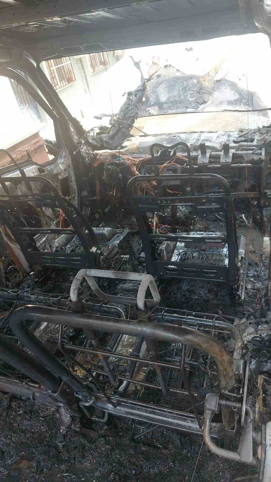 Tekirdağ’da park halindeki araç alev aldı, hurdaya döndü