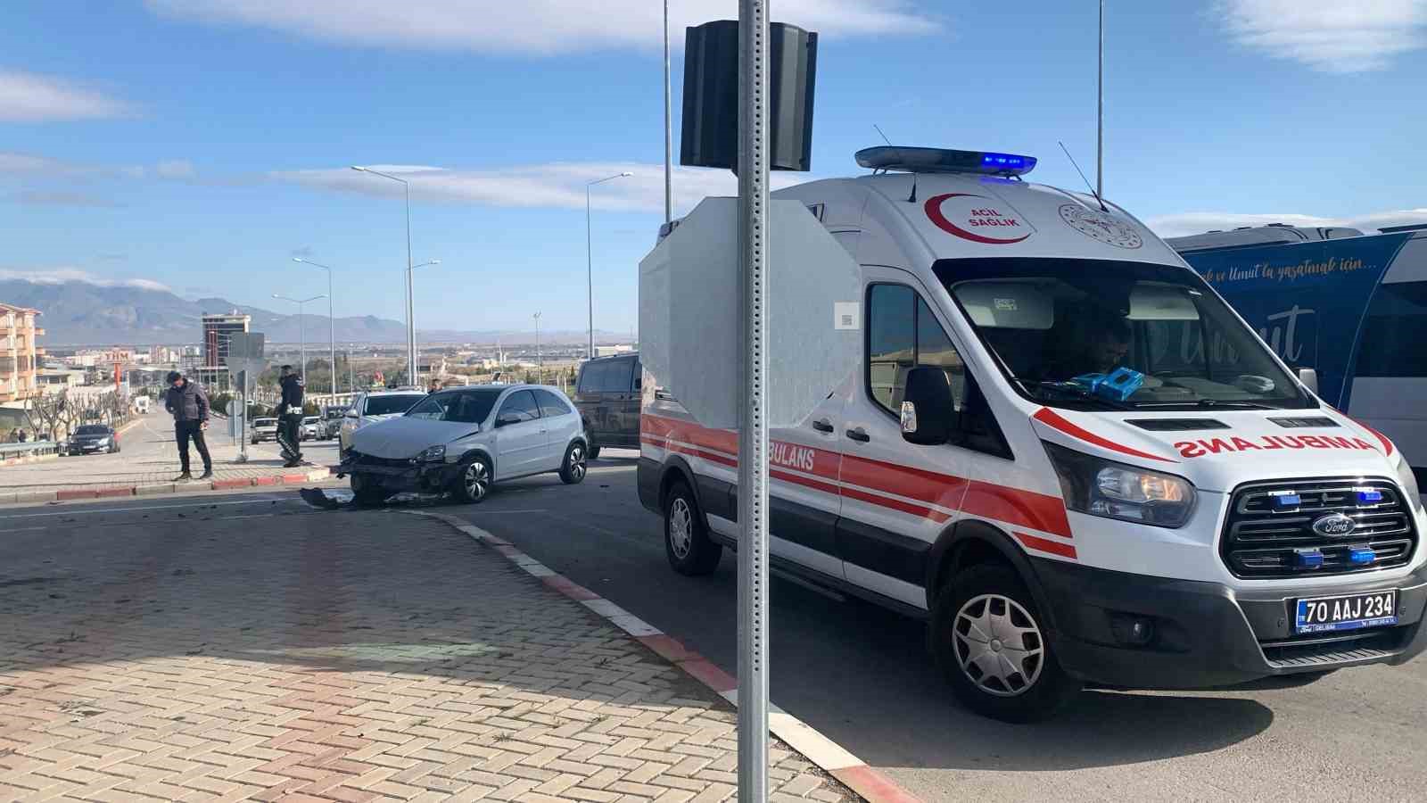 Karaman’da iki otomobil çarpıştı: 1 yaralı