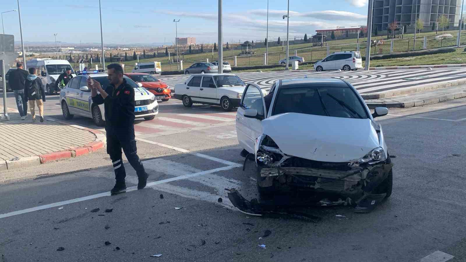 Karaman&rsquo;da iki otomobil &ccedil;arpıştı: 1 yaralı
