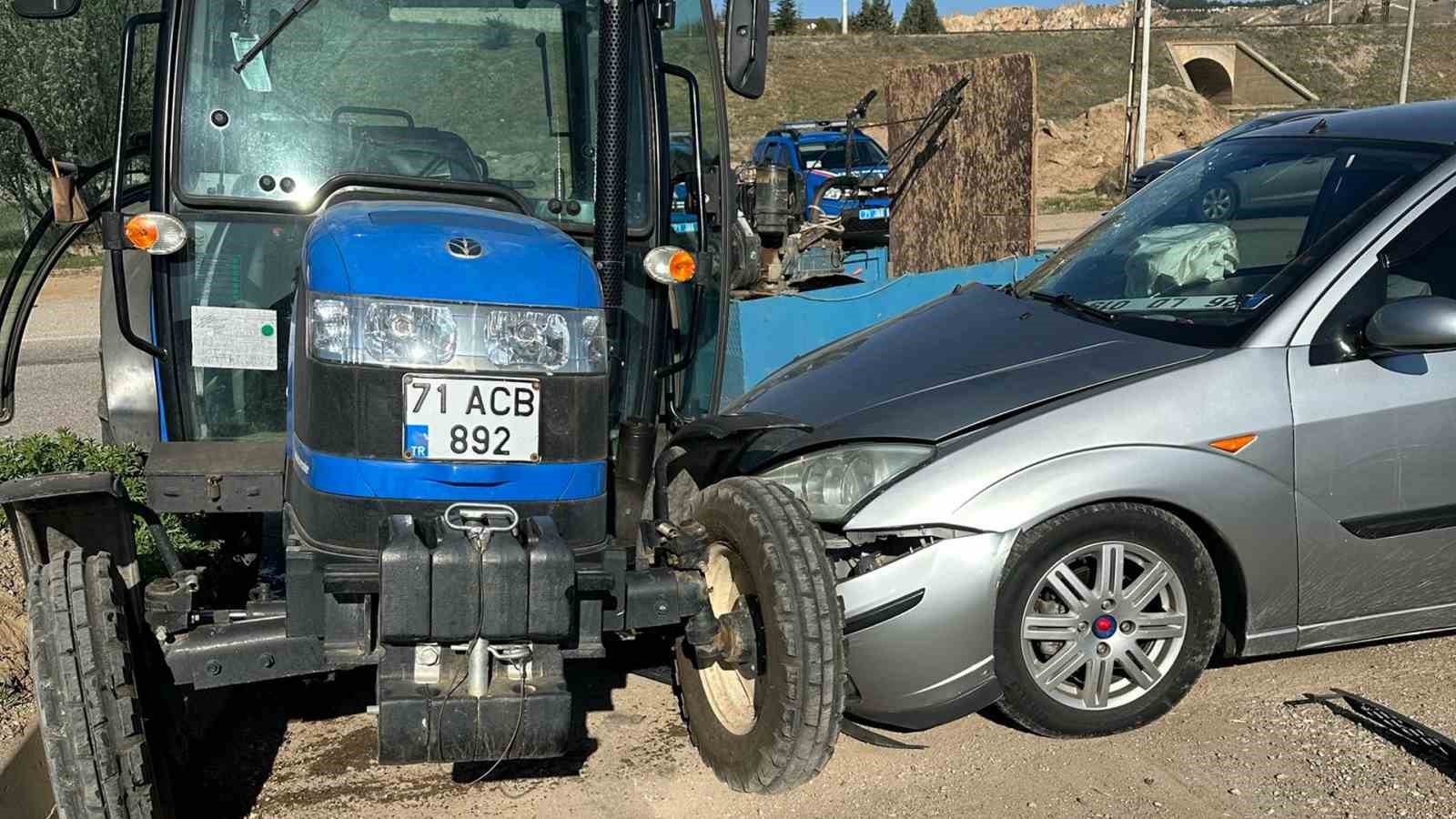 Kırıkkale&rsquo;de otomobil ile trakt&ouml;r &ccedil;arpıştı: 3 jandarma yaralı
