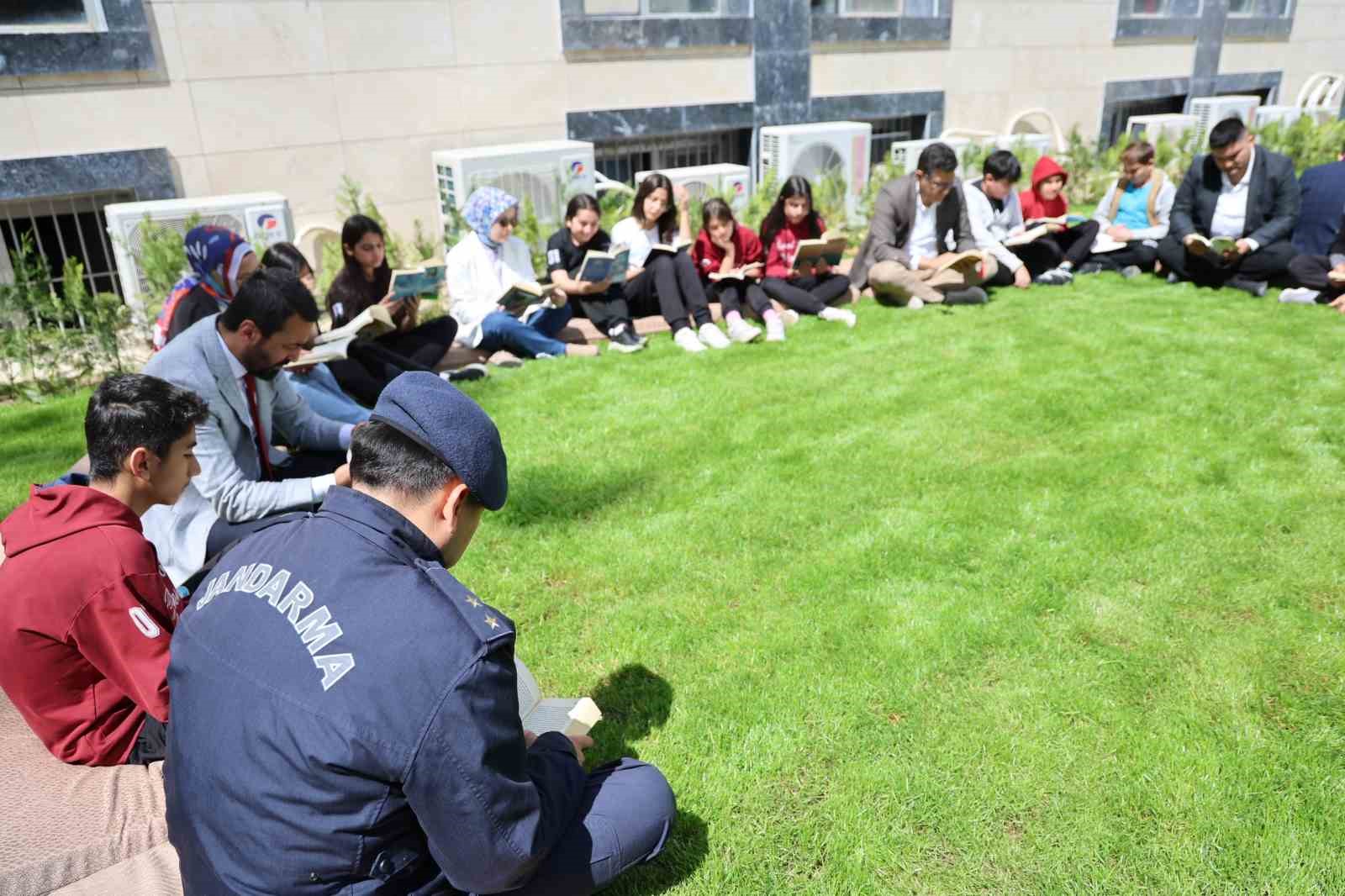 Kozan sustu, kitaplar konuştu