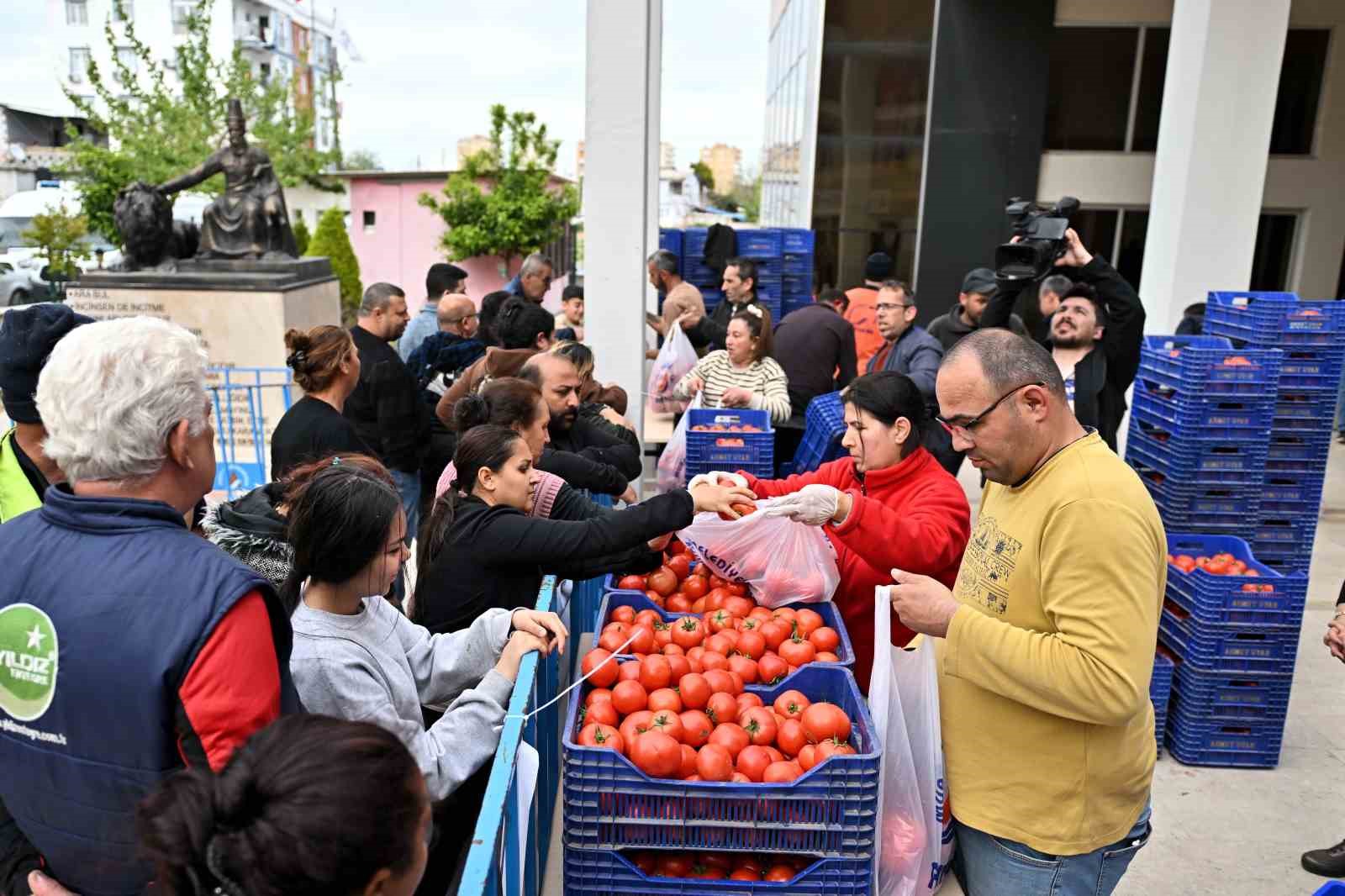 Zirai dona karşı Muratpaşa&rsquo;dan 10 tonluk domates desteği
