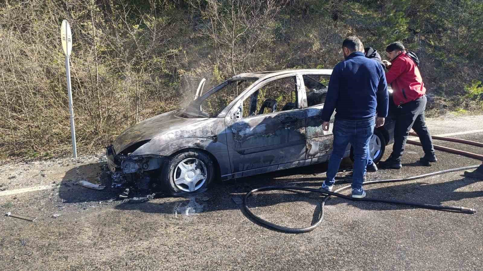 Bolu’da alev alan otomobil küle döndü
