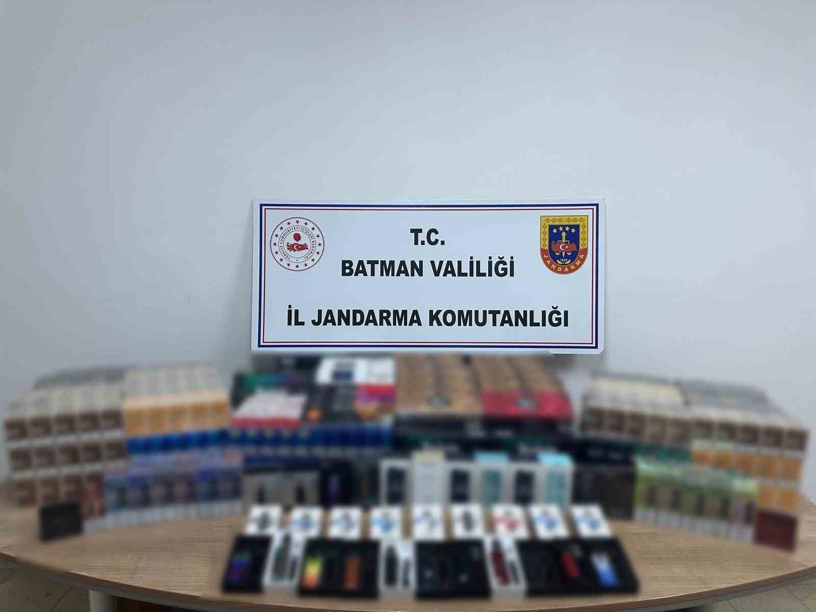 Kargo önünde pusuya yatan jandarma, kaçakçıları suç üstü yakaladı