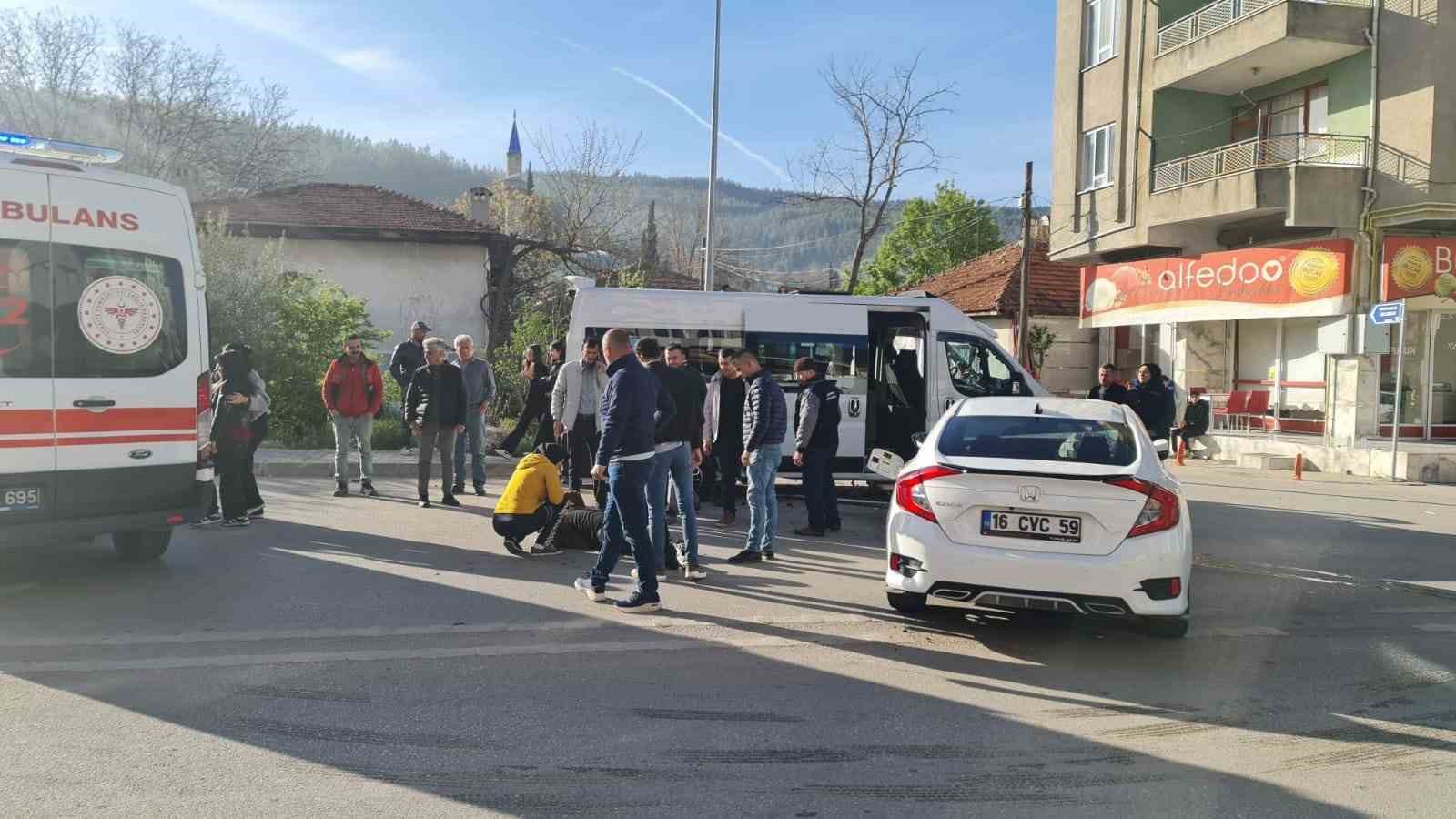 Burdur’da okul servisi ile otomobil çarpıştı: 5’i öğrenci 6 yaralı