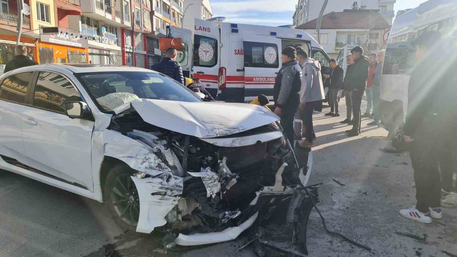 Burdur&rsquo;da okul servisi ile otomobil &ccedil;arpıştı: 5&rsquo;i &ouml;ğrenci 6 yaralı
