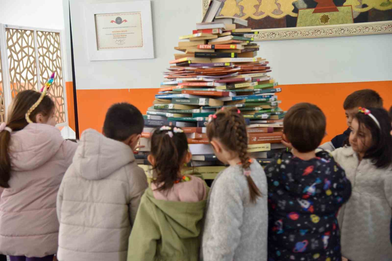 Minikler kütüphanede renkli anlar yaşadı