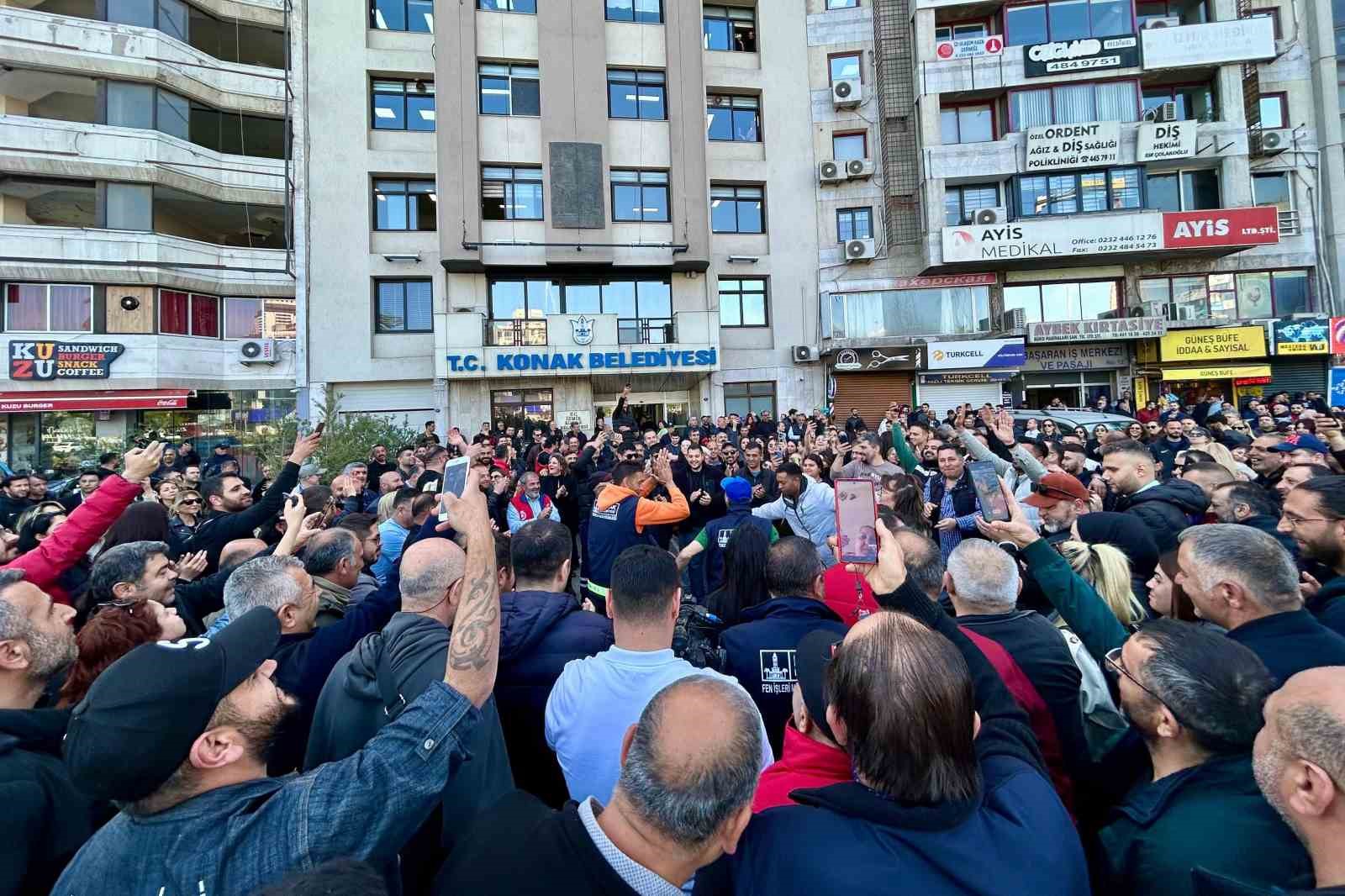 Maaşlarını eksik alan Konak Belediyesi işçileri grevde