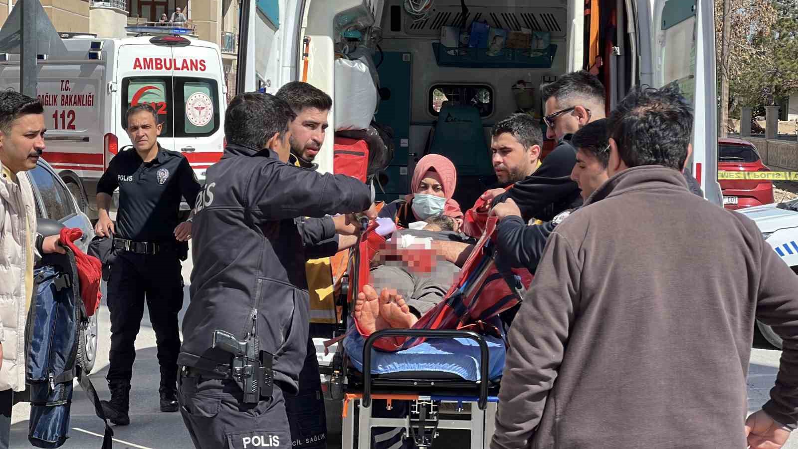 Karısını bıçakla ağır yaralayıp kendini bıçakladı