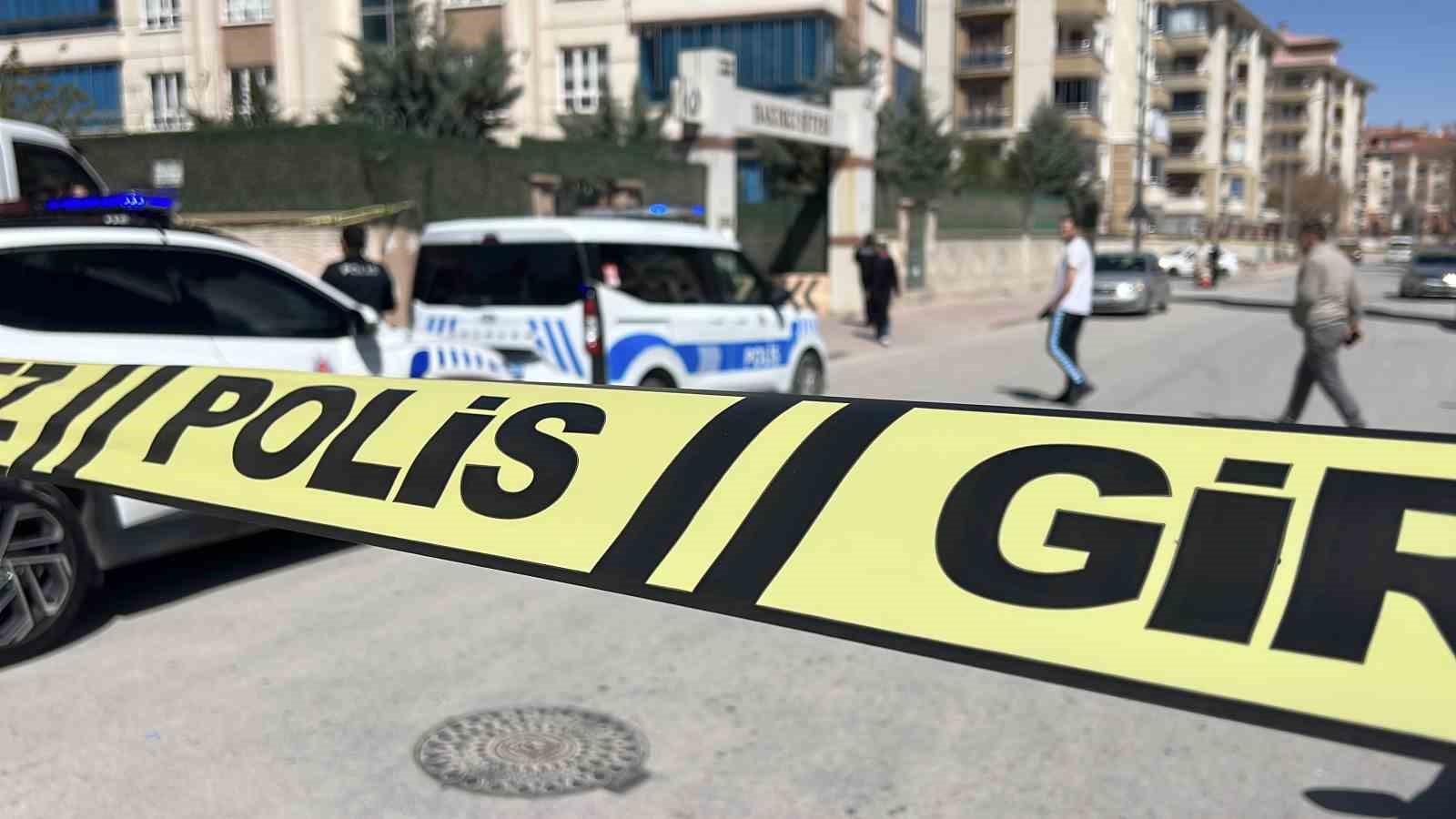 Karısını bı&ccedil;akla ağır yaralayıp kendini bı&ccedil;akladı
