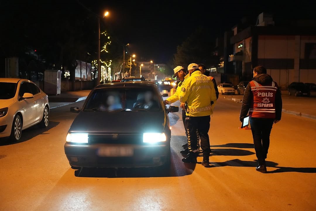 Isparta&rsquo;da 10 ara&ccedil; ve s&uuml;r&uuml;c&uuml;s&uuml;ne idari para cezası
