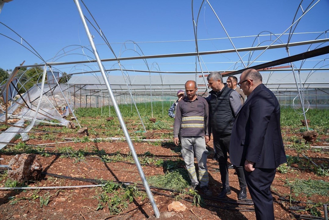 Mersin Erdemli’de fırtına seralara zarar verdi