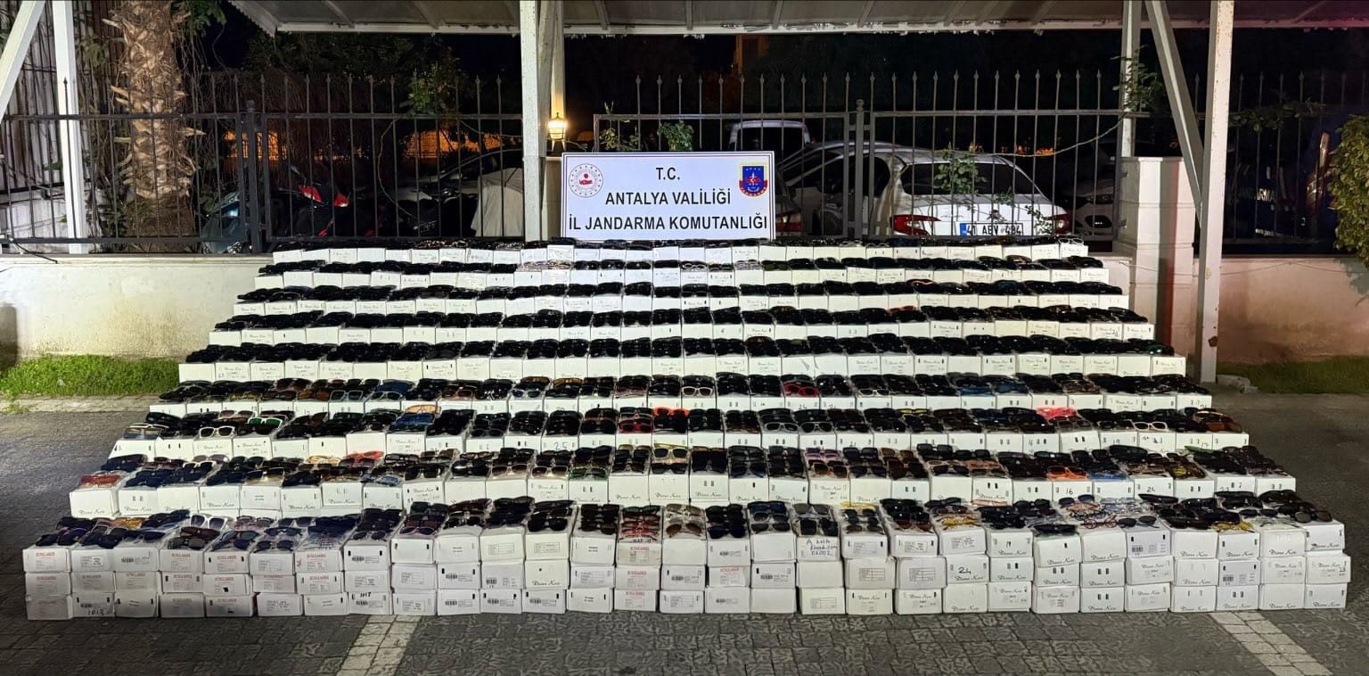 Manavgat’ta 58 bin adet kaçak güneş gözlüğü ele geçirildi