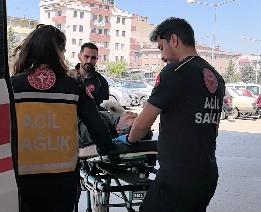 Elini makineye kaptıran işçinin 3 parmağı koptu
