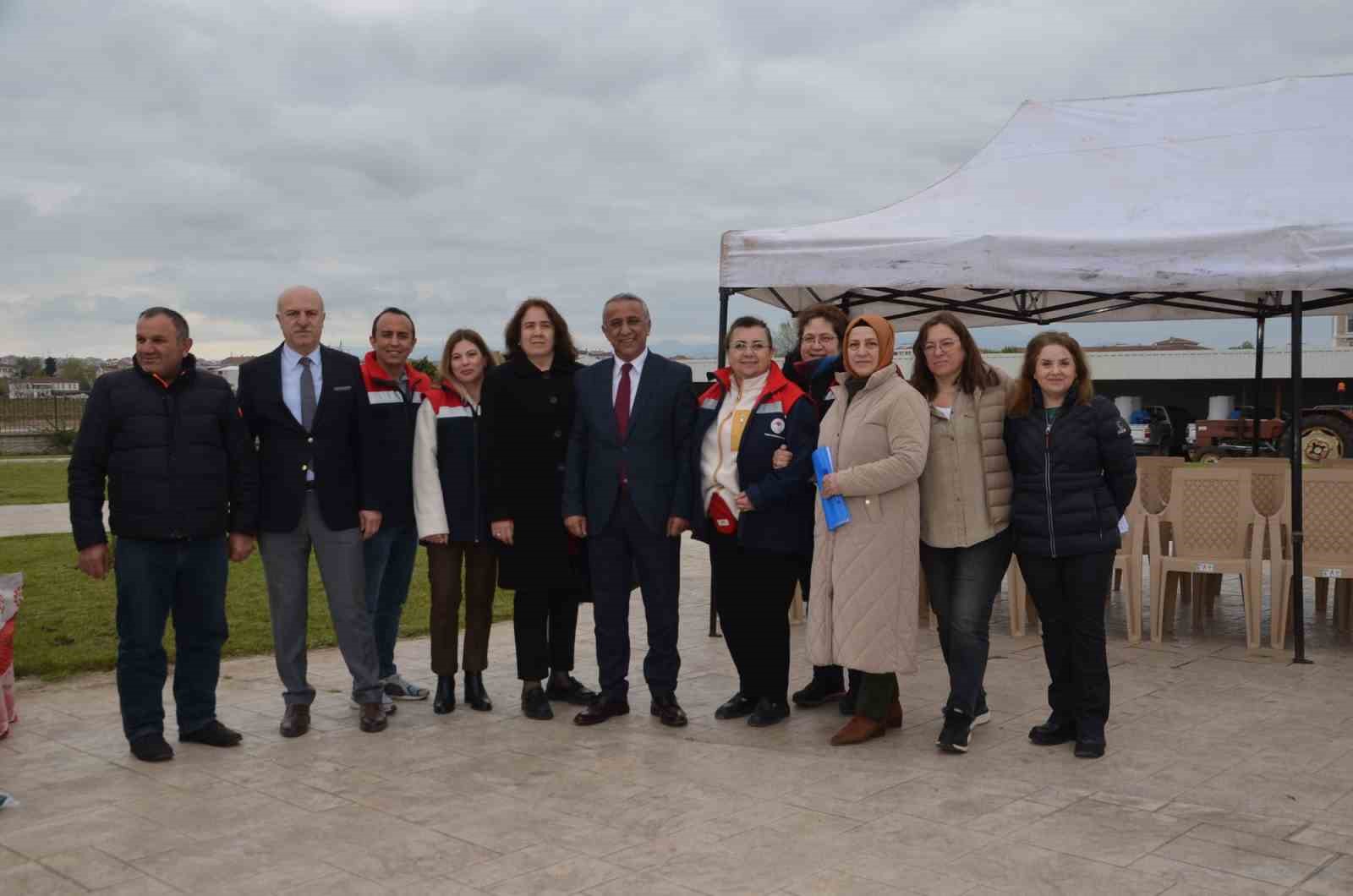 &Uuml;reticilere fasulye ve ay&ccedil;i&ccedil;eği tohumu dağıtıldı
