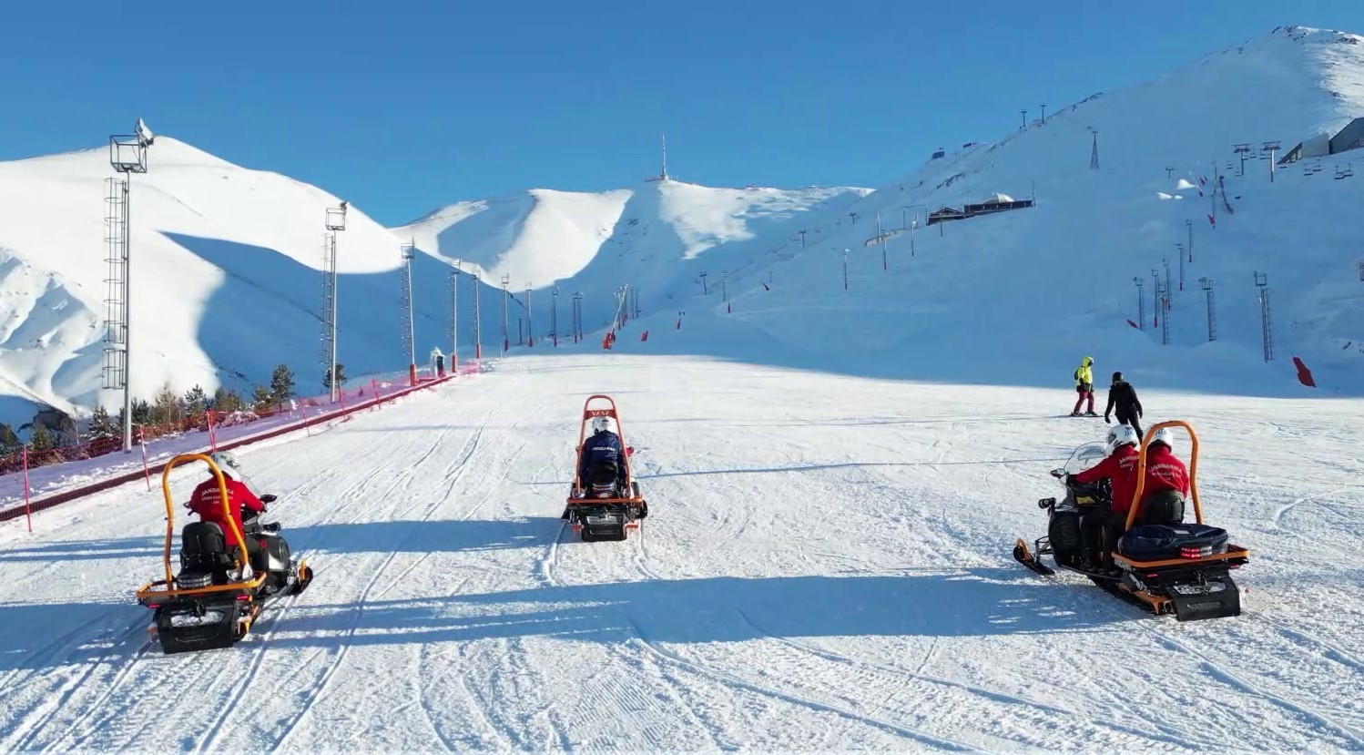 Erzurum’da jandarma kayak merkezlerinde mahsur kalan 651 vatandaşa ulaştı, 752 yaralıyı ise sağlık kuruluşlarına ulaştırdı