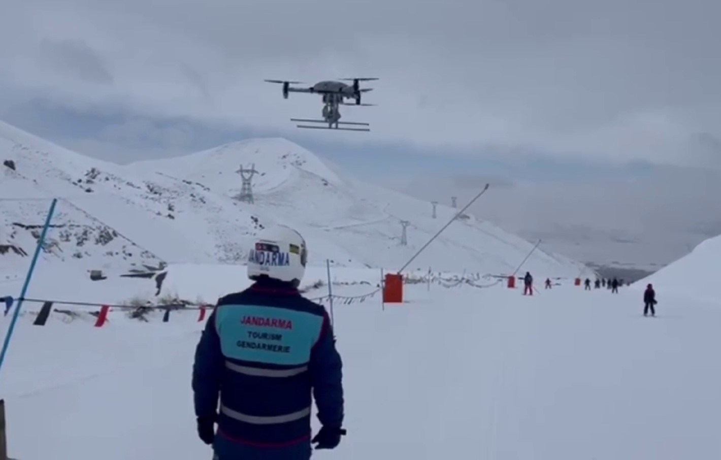 Erzurum&rsquo;da jandarma kayak merkezlerinde mahsur kalan 651 vatandaşa ulaştı, 752 yaralıyı ise sağlık kuruluşlarına ulaştırdı
