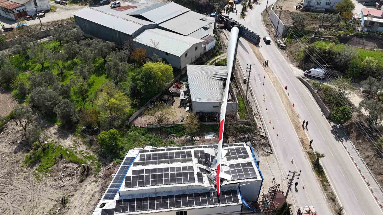 Fabrika üstüne yıkılan rüzgar gülü kanadı dronla görüntülendi