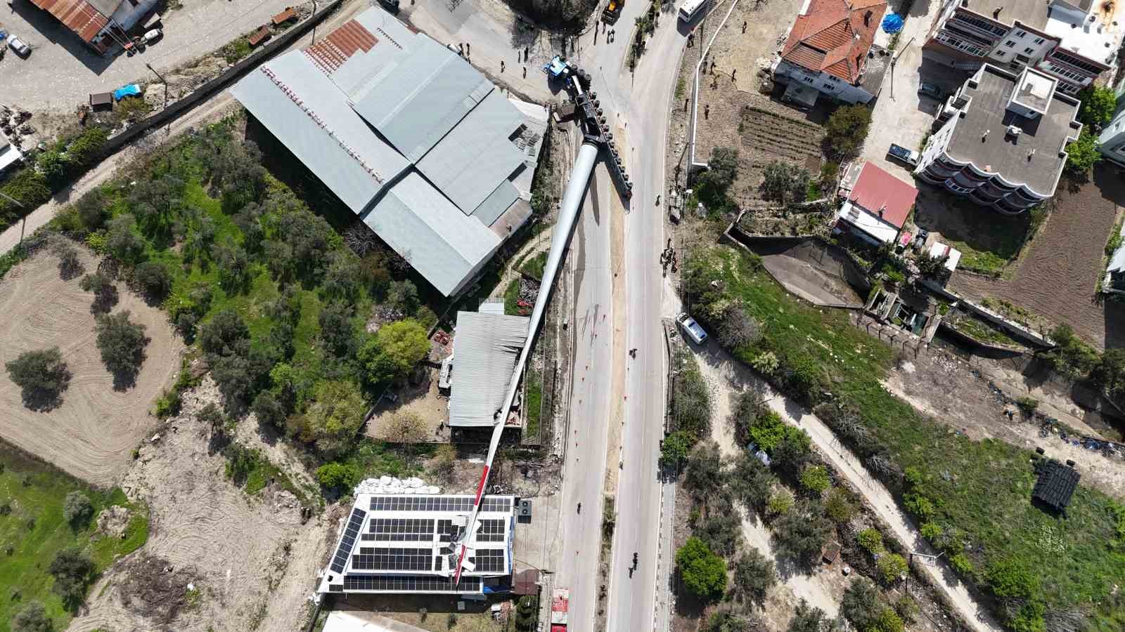 Fabrika &uuml;st&uuml;ne yıkılan r&uuml;zgar g&uuml;l&uuml; kanadı dronla g&ouml;r&uuml;nt&uuml;lendi
