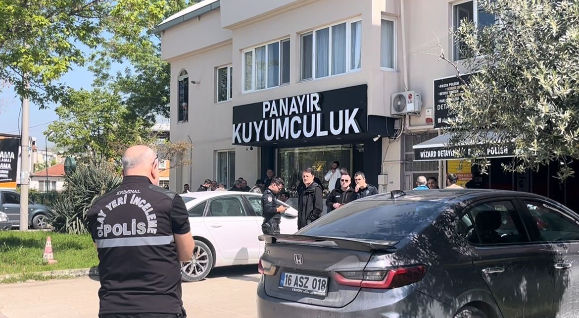 Soymak istedikleri kuyumcuya ateş açtılar, para makinasını vurdular