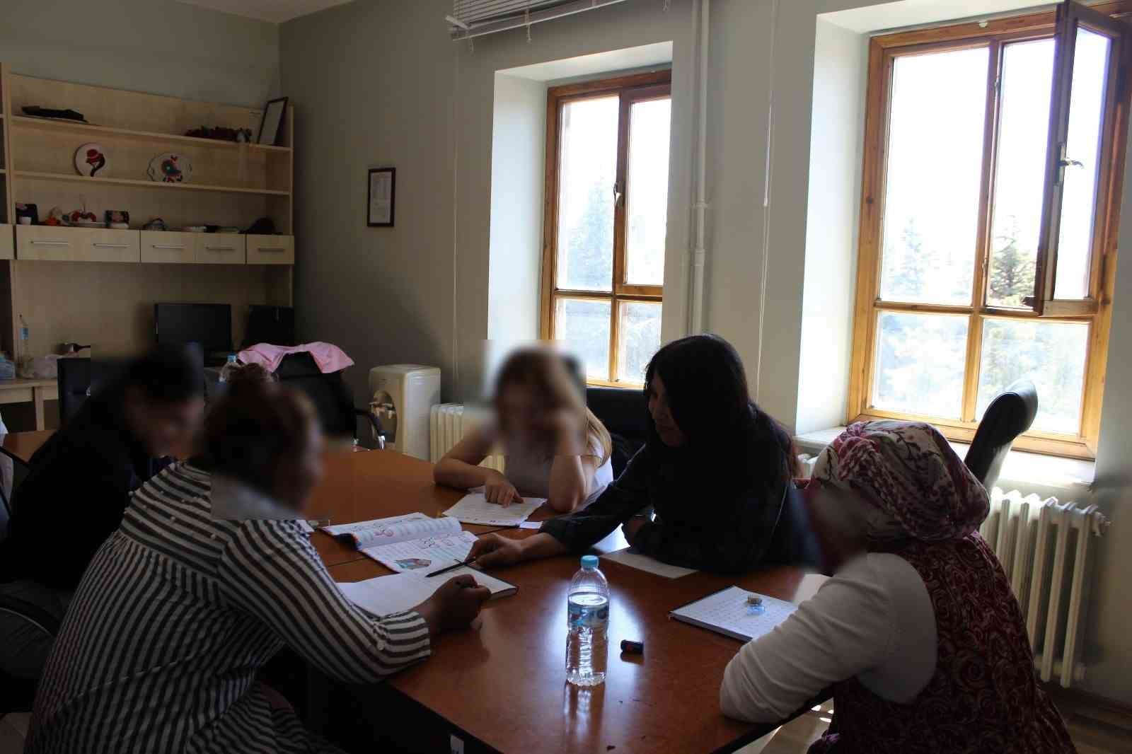 Okula gidemeyen yükümler için okuma yazma kursları düzenlendi