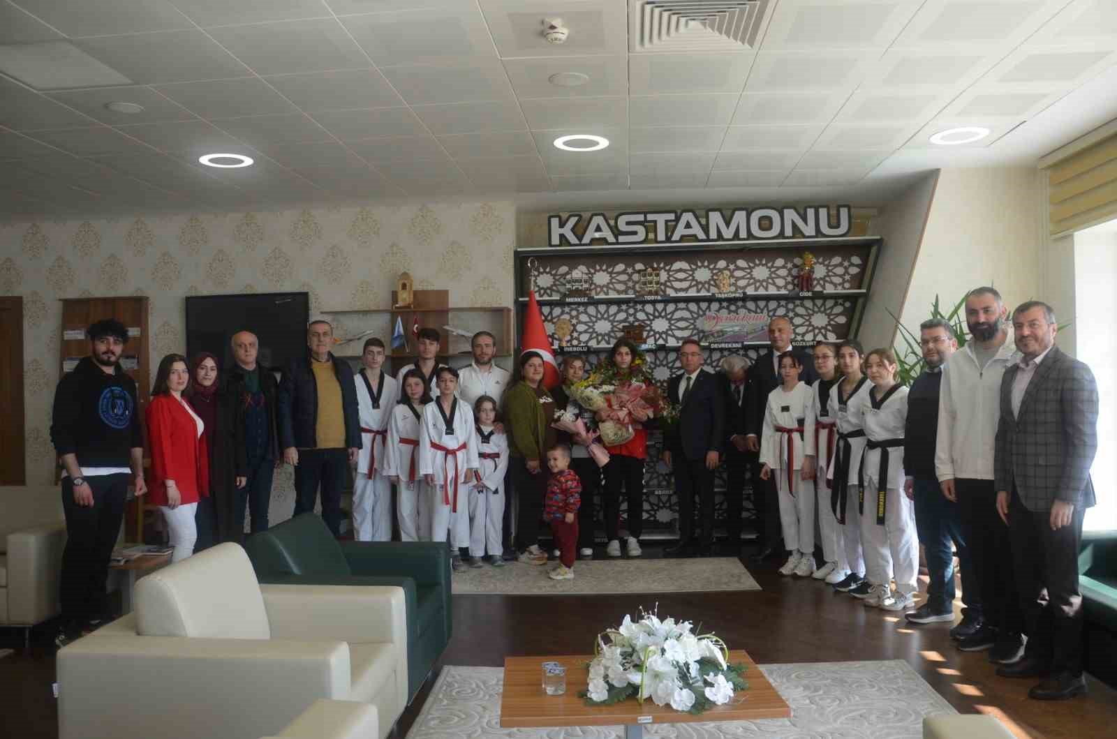 Avrupa şampiyonu olan milli sporcu memleketinde çiçeklerle karşılandı
