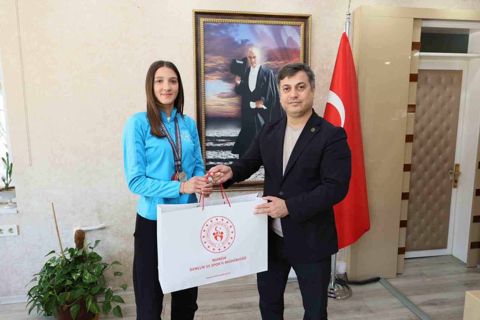 Şampiyon Eylül Aygül memleketinde ödüllendirdi