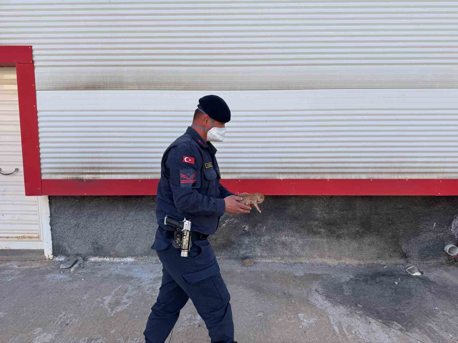 Diyarbakır&rsquo;da bir fabrika deposunda çıkan ve 2 depoya daha sıçrayan yangın söndürüldü