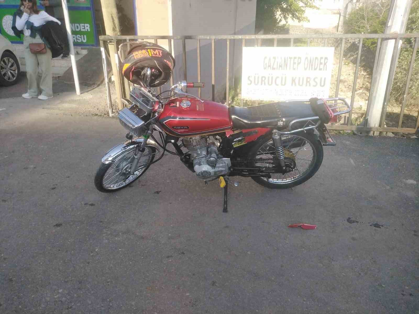 Otomobile çarpan motosiklet sürücüsü yaralandı