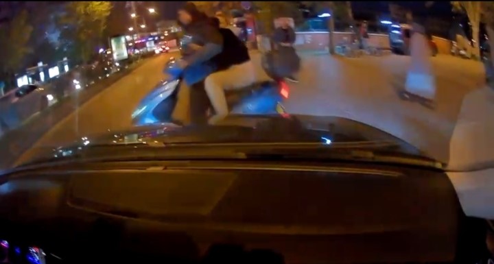 Otomobil motosiklete çarptı, 2 kişi yaralandı: Kaza anı kemarada