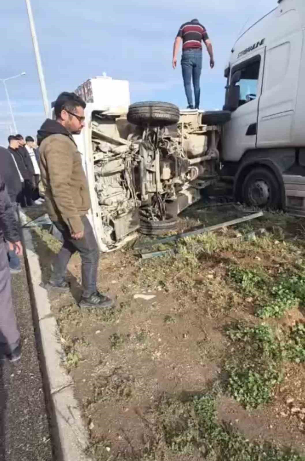 Mardin’de tır ile panelvan çarpıştı: 1 yaralı