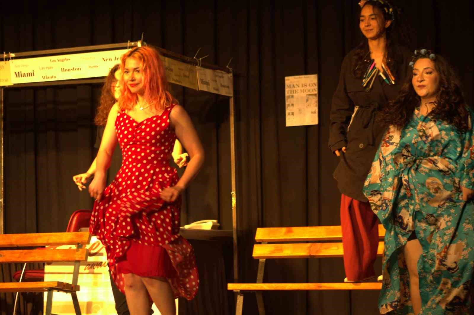 Üniversiteliler oynayacak, İzmir tiyatroya doyacak