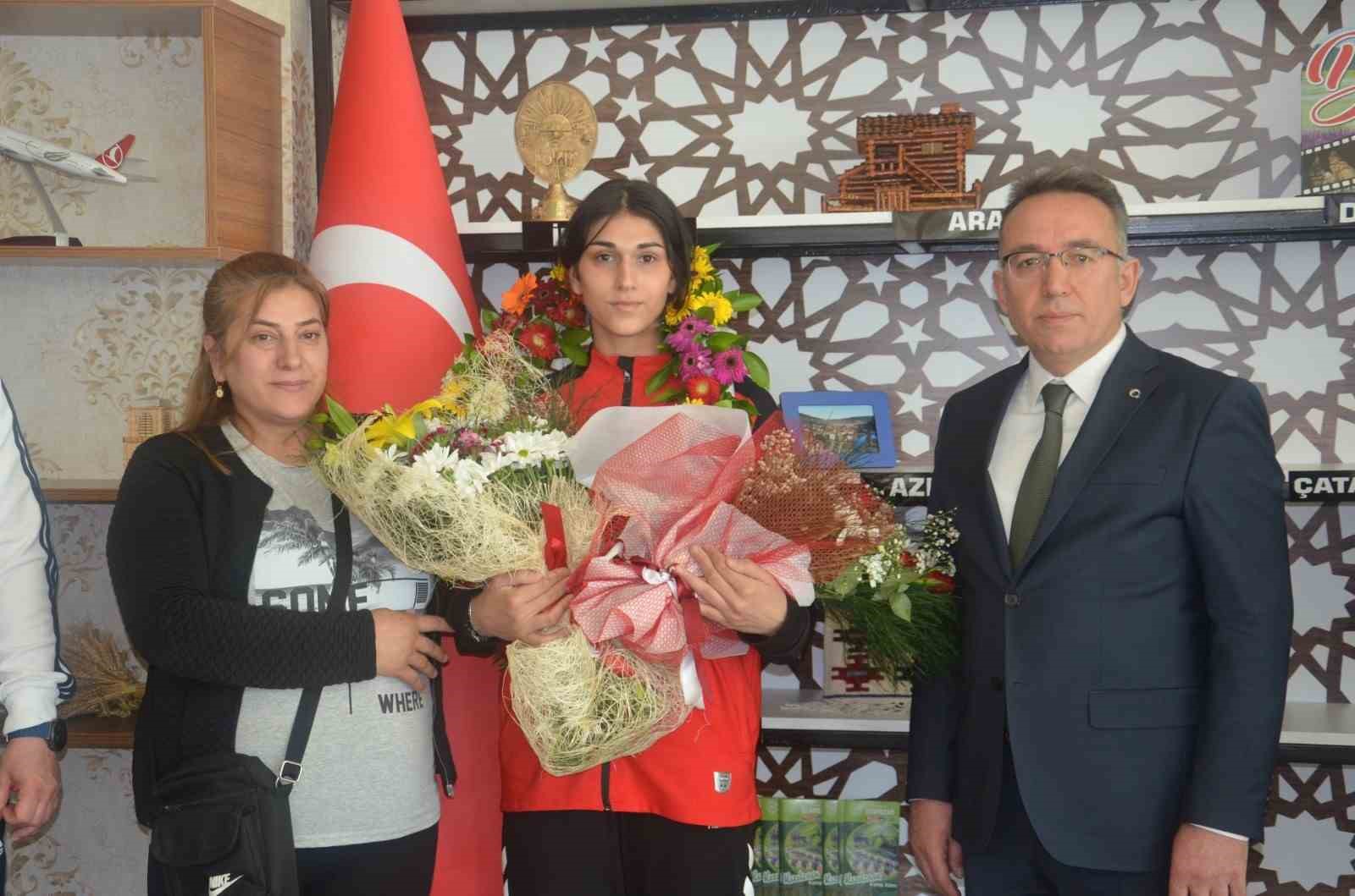 Avrupa şampiyonu olan milli sporcu memleketinde çiçeklerle karşılandı