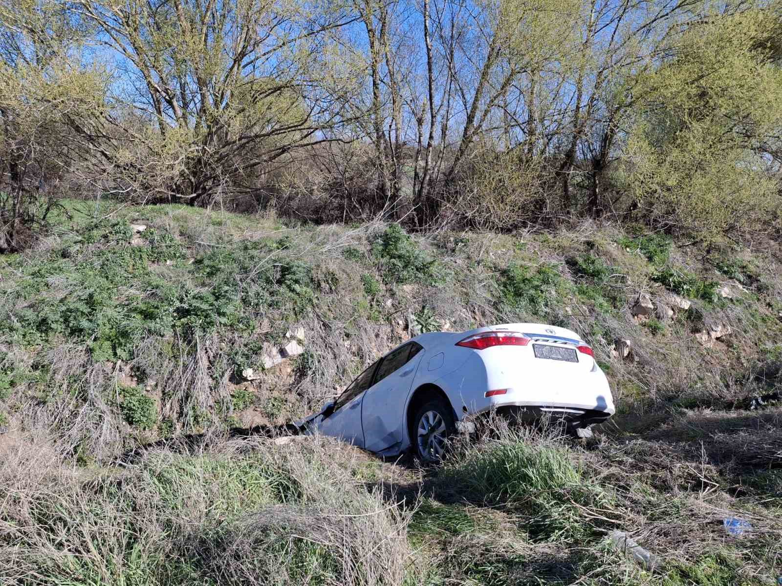 Konya’da otomobil dere yatağına uçtu: 2 yaralı

